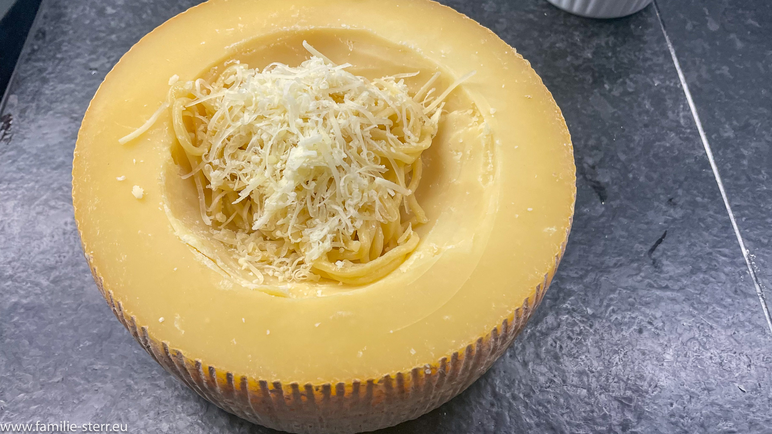 Spaghetti aus dem Käselaib
