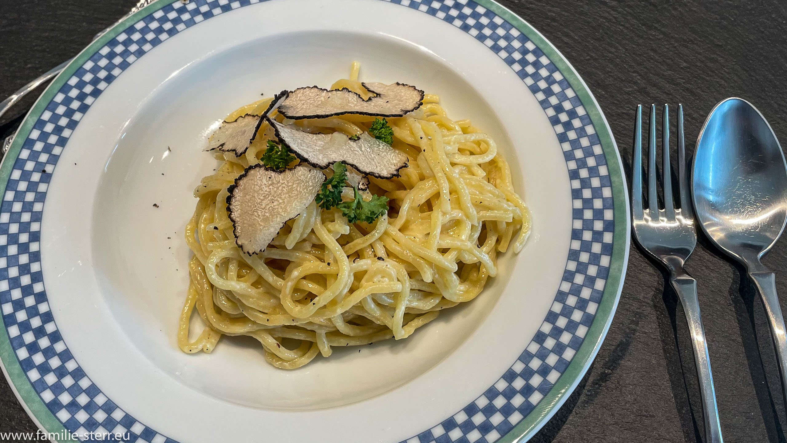 Spaghetti aus dem Käselaib