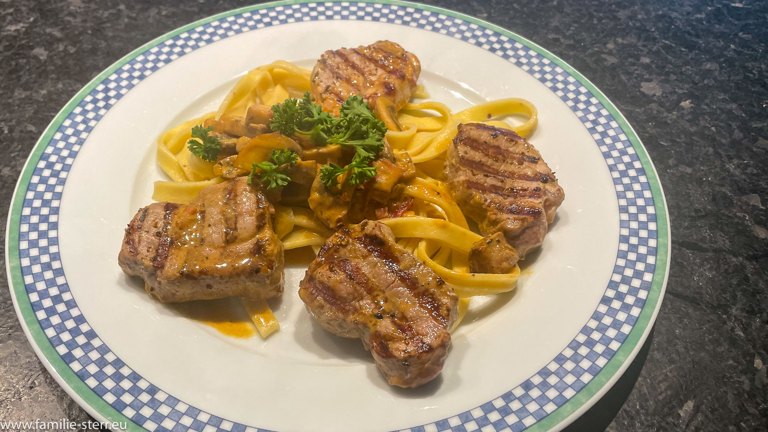 Schweinefilet mit frischen Nudeln